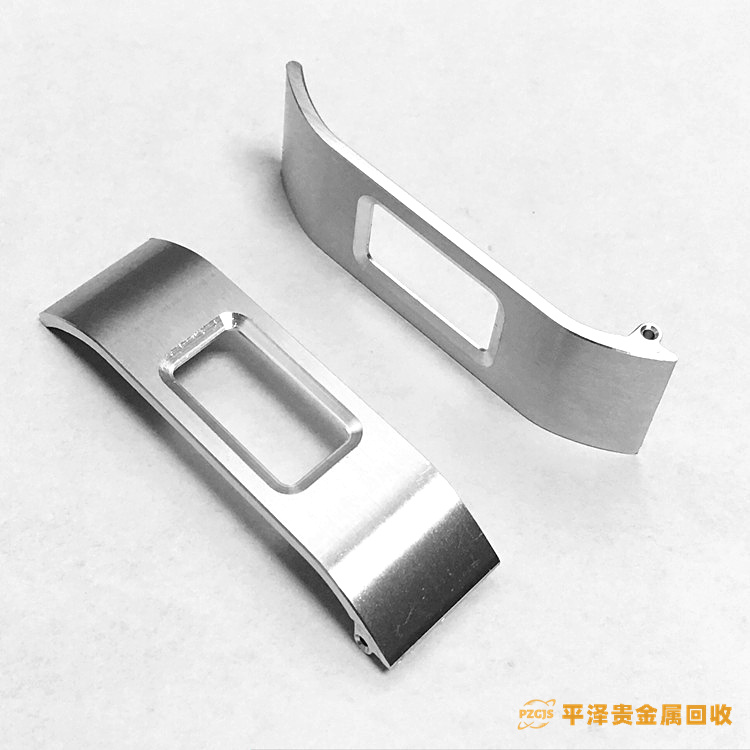 铑水回收钯碳溶解液加硝酸中和后用金属铑片代替回收铑